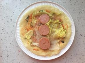 根据喜好放上生菜和火腿肠