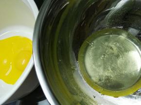 蛋黄和蛋清分别放在两个无油无水的盆里