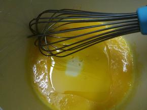 倒入玉米油，充分搅拌均匀