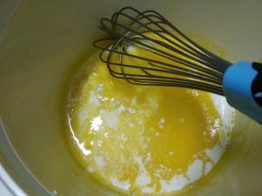 加入牛奶，搅拌均匀