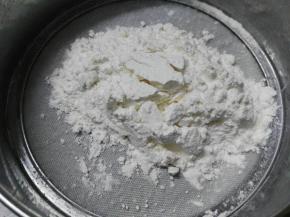 倒入过筛的低筋面粉搅拌均匀至无粉状态，切勿搅拌过度起筋