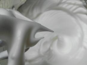 蛋白分三次加入细砂糖，打至硬性发泡