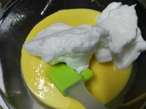 打好的蛋白霜取三分之一加入到蛋黄糊拌稍微拌（以免消泡）