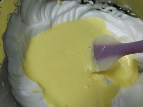 之后再整个倒入剩下的蛋白霜内翻拌均匀