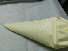 将混合均匀的蛋糕糊装入裱花袋中