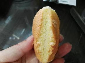 烤好的蛋糕胚子凉至不烫手的时候对半切，注意底部不要完全切断