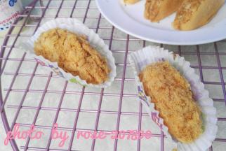 在蛋糕胚的中间和四周（除底部之外）涂抹适量的沙拉酱，沾上适量的肉松，美美的肉松小贝就完成了