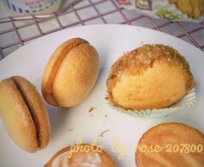 当然，你也可以挤小面糊，烤好后两个对合，中间夹沙拉酱和肉松，可以根据自己喜好来决定外面是否要抹沙拉酱和肉松，呵呵呵，像不像马卡龙？