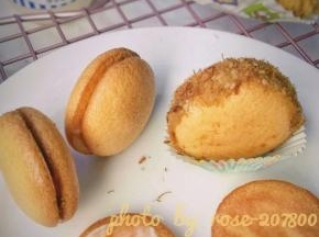 当然，你也可以挤小面糊，烤好后两个对合，中间夹沙拉酱和肉松，可以根据自己喜好来决定外面是否要抹沙拉酱和肉松，呵呵呵，像不像马卡龙？