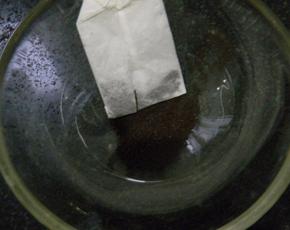 将袋装红茶包剪开，将红茶末倒在小碗里；