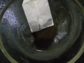 将袋装红茶包剪开，将红茶末倒在小碗里；