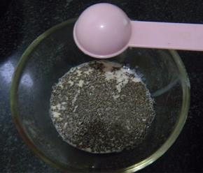 加入2小勺牛奶，浸泡30分钟；