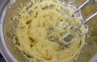 无盐黄油在室温下软化，用电动打蛋器打至发白；