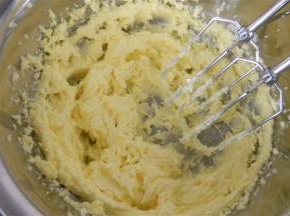 无盐黄油在室温下软化，用电动打蛋器打至发白；