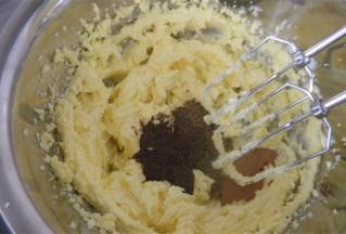 将浸泡的红茶末和牛奶倒入黄油糊里；