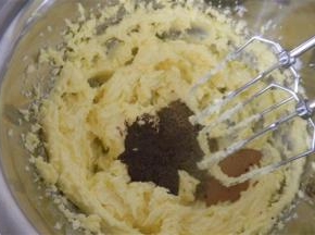 将浸泡的红茶末和牛奶倒入黄油糊里；