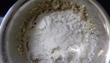 将低粉和泡打粉混合均匀后，过筛入黄油糊里；