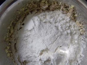 将低粉和泡打粉混合均匀后，过筛入黄油糊里；