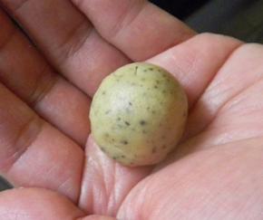 取一小块面团，用手搓成球状；