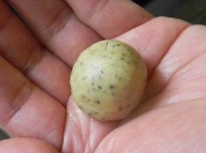 取一小块面团，用手搓成球状；