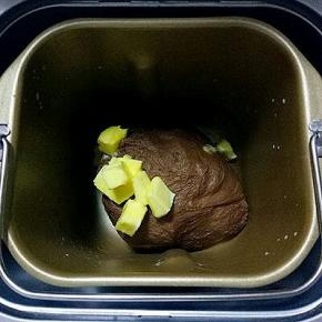 启动面包机和面20分钟，加入黄油后，继续和面20分钟
