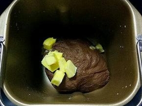启动面包机和面20分钟，加入黄油后，继续和面20分钟