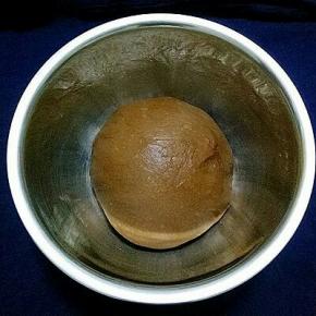 将面团整形放入冰箱发酵一碗（我是为了节省时间，晚上揉好面团），现在天热可以室温发酵至两倍大，用手沾面粉戳小洞，不回缩即发酵好了