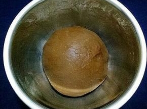 将面团整形放入冰箱发酵一碗（我是为了节省时间，晚上揉好面团），现在天热可以室温发酵至两倍大，用手沾面粉戳小洞，不回缩即发酵好了