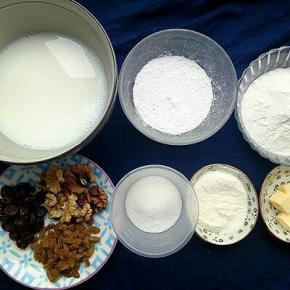 将面团整形放入冰箱发酵一碗（我是为了节省时间，晚上揉好面团），现在天热可以室温发酵至两倍大，用手沾面粉戳小洞，不回缩即发酵好了