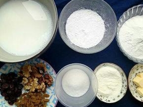 将面团整形放入冰箱发酵一碗（我是为了节省时间，晚上揉好面团），现在天热可以室温发酵至两倍大，用手沾面粉戳小洞，不回缩即发酵好了