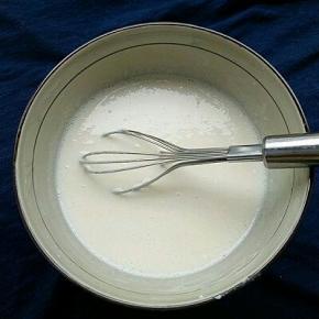 将糯米粉、玉米淀粉、奶粉、砂糖、牛奶搅拌均匀