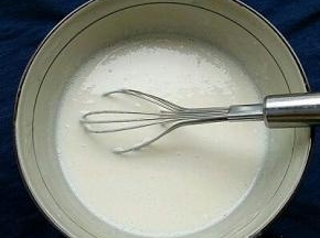 将糯米粉、玉米淀粉、奶粉、砂糖、牛奶搅拌均匀