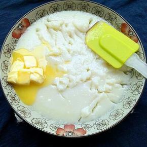 放入锅中大火蒸15分钟，蒸熟的麻薯是透明的，趁热把黄油加入麻薯中