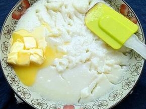 放入锅中大火蒸15分钟，蒸熟的麻薯是透明的，趁热把黄油加入麻薯中