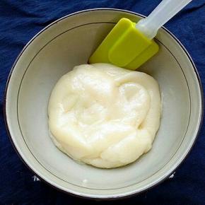 用刮刀拌均匀，分成三份。豆沙也分成三份