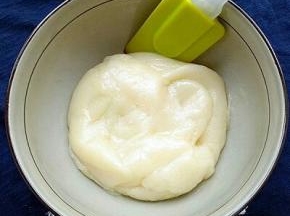 用刮刀拌均匀，分成三份。豆沙也分成三份