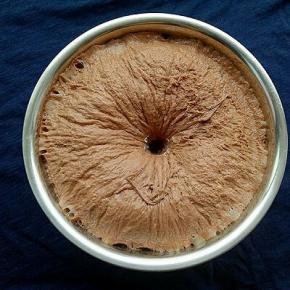 这是发酵好的面团，用手指沾面粉戳小洞，不回缩不塌馅即发酵完成