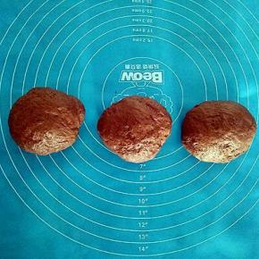 发酵好的面团分成三份，盖上保鲜膜松弛15分钟