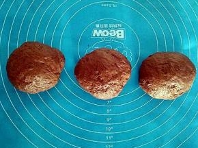 发酵好的面团分成三份，盖上保鲜膜松弛15分钟