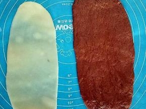 取一个发酵好的面团擀成椭圆形，取一份麻薯擀成比面团稍微小些的椭圆形