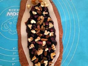 把蔓越莓、葡萄干、核桃铺在上面