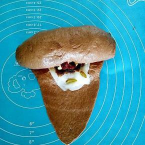 由上往下卷起，捏紧收口