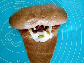 由上往下卷起，捏紧收口