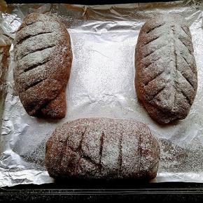 发酵好的面团用锋利的刀片割出自己喜欢的形状（我割的不好看，用的水果刀，没有锋利的刀片）。然后撒些高筋粉