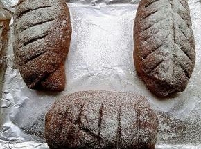 发酵好的面团用锋利的刀片割出自己喜欢的形状（我割的不好看，用的水果刀，没有锋利的刀片）。然后撒些高筋粉