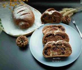 烤好的面包很硬，放凉后就软了，切开，吃起来，太香了