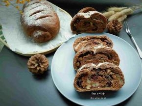 烤好的面包很硬，放凉后就软了，切开，吃起来，太香了