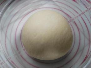 面团材料中黄油以外的所有食材混合，揉成光滑的面团。加入黄油继续揉至扩展阶段，面团能撑开半透明、易破的薄膜