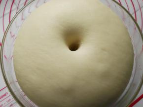 手指蘸少量粉戳一个小洞不会缩，表示发酵已经完成