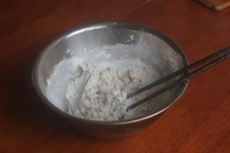 加入糯米粉用筷子搅拌棉絮状。趁热用手捏成面团。